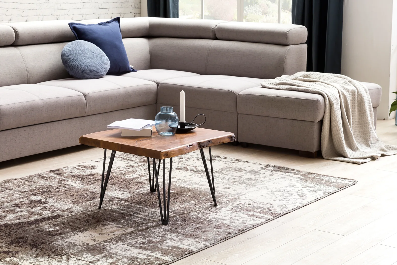 FineBuy Design Couchtisch Massivholz Tisch Baumkante, Braun – 56 × 38 × 51 cm