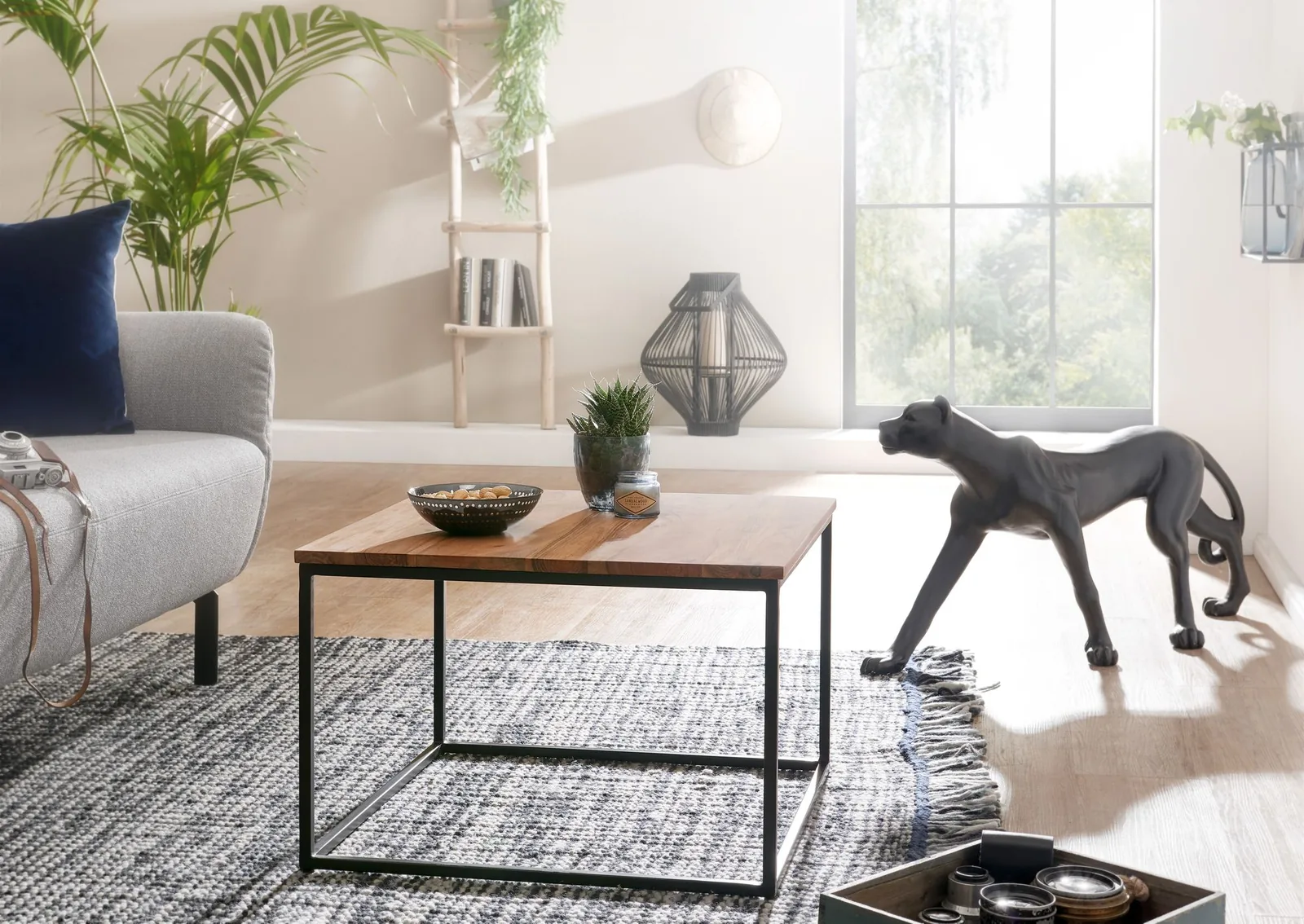 FineBuy Couchtisch quadratisch 60x60 cm Akazie Massivholz · Wohnzimmertisch mit schwarzem Metallgestell · Handgefertigt im Industrial Design · Natürlich & robust