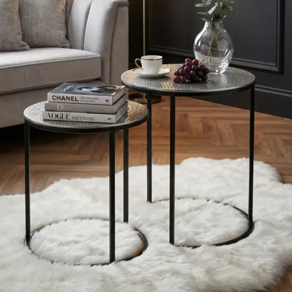 FineBuy Satztisch Metall 2er Set rund – Beistelltisch Aluminium Tischplatten mit Muster – Design Couchtisch Anstelltisch modern Eisen Gestell – Dekotisch Wohnzimmertisch Handmade