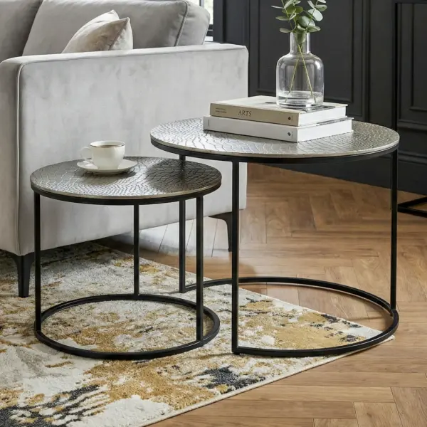 FineBuy Satztisch Metall 2er Set rund – Couchtisch Aluminium Tischplatten mit Muster – Beistelltisch Sofatisch Alu modern – Wohnzimmertisch Eisen Gestell Handmade