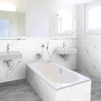 Wandfliese SPC-Vinyl, Carrara‑Marmor, Hochglanz, wasserfeste Wandverkleidung für Küche und Bad, Wandpaneel mit Click-Verbindung, 600 mm x 300 mm x 3,7 mm, (2,16 m² / Paket)