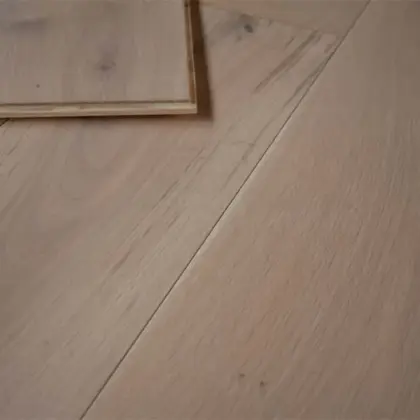 Parkett Eiche Landhausdiele, weiß geölt 14 x 190 x 1900 mm, Sortierung natur (2,888 m² / Paket) Parkett Eiche Landhausdiele, weiß geölt 14 x 190 x 1900 mm, Sortierung natur (2,888 m² / Paket)
