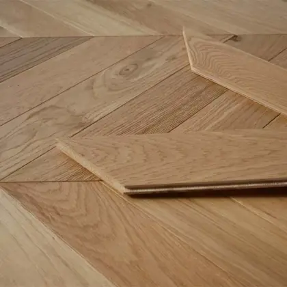 Eiche Parkett, Chevron, gebürstet, matt lackiert 14 x 90 x 510 mm, Sortierung natur (1,836 m² / Paket)