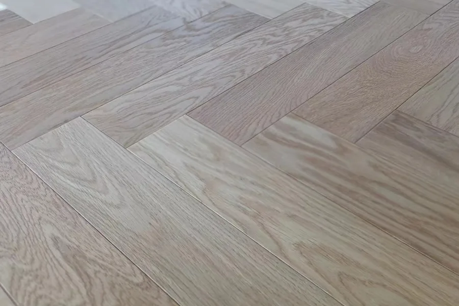 Eiche Parkett, Fischgrät, gebürstet und geölt 14 (S) x 90 (B) x 450 mm (L), Sortierung natur (1,62 m² / Paket)